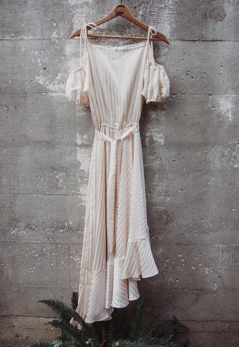 Idylwild Vintage feminine Asymmetrical hem ruffle dress w off the shoulder puff sleeves