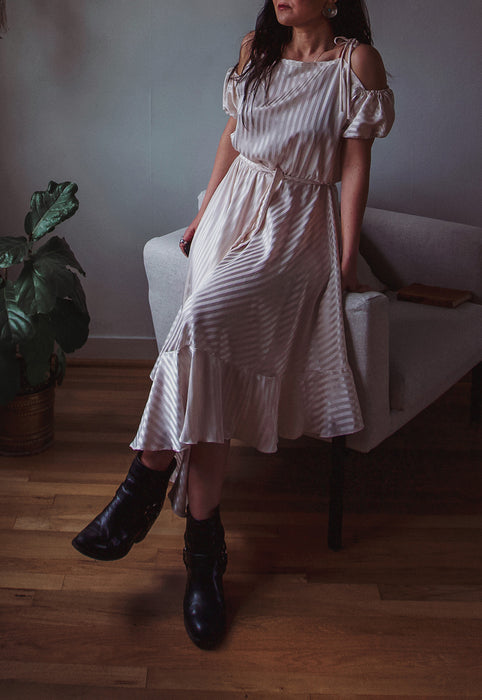 Idylwild Vintage feminine Asymmetrical hem ruffle dress w off the shoulder puff sleeves