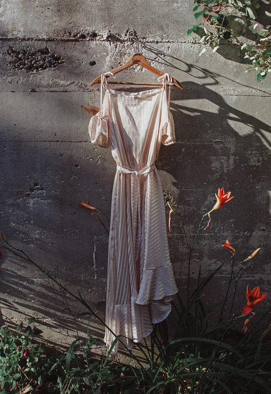Idylwild Vintage feminine Asymmetrical hem ruffle dress w off the shoulder puff sleeves