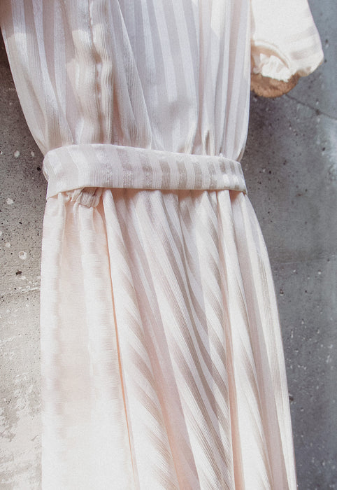 Idylwild Vintage feminine Asymmetrical hem ruffle dress w off the shoulder puff sleeves